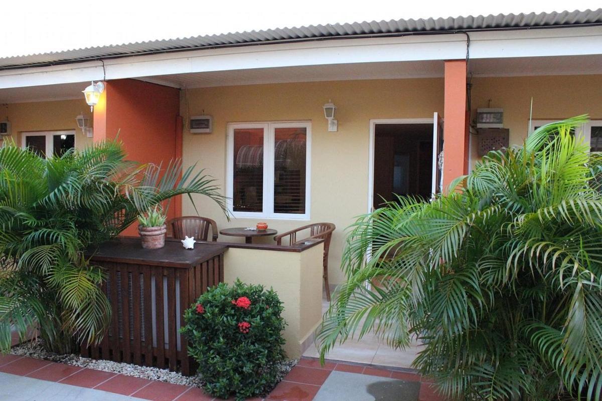 Carinas Studio Apartments Palm Beach Buitenkant foto